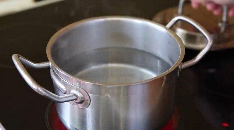 Първо докарайте водата до кипене.