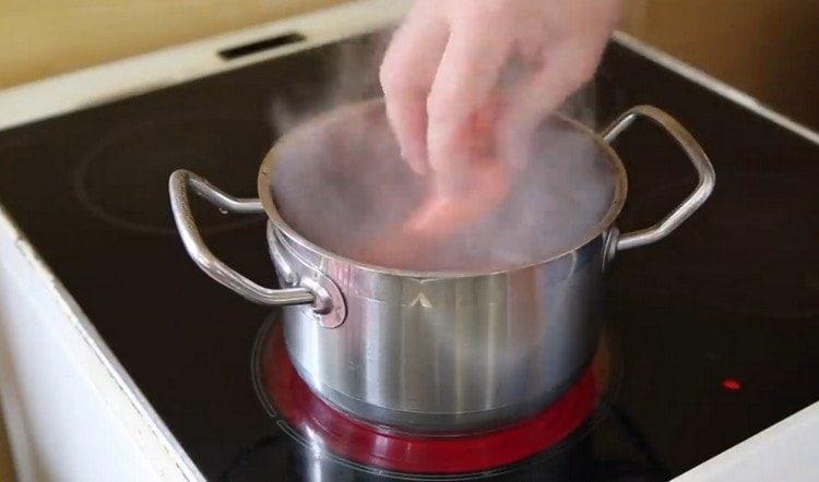 Слагаме наденички във вряща вода.