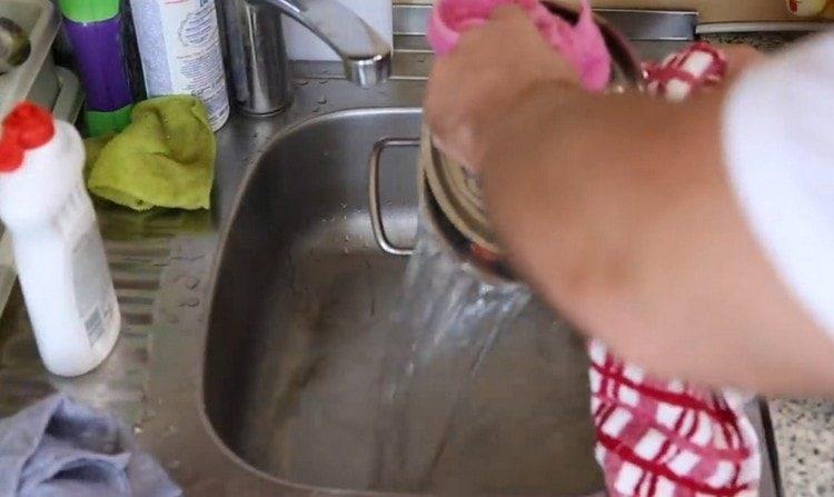 Тогава водата трябва да се източи.