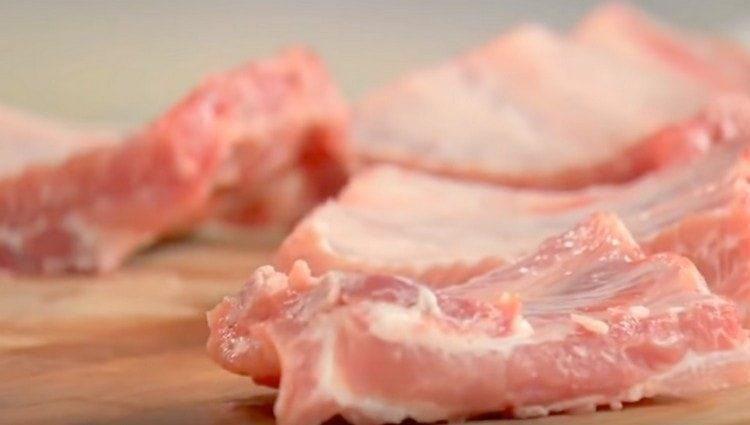 Измиваме свинските ребра, разрязваме ги на две.