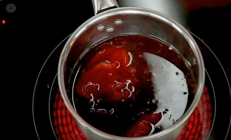 Добавете кетчуп към сока.