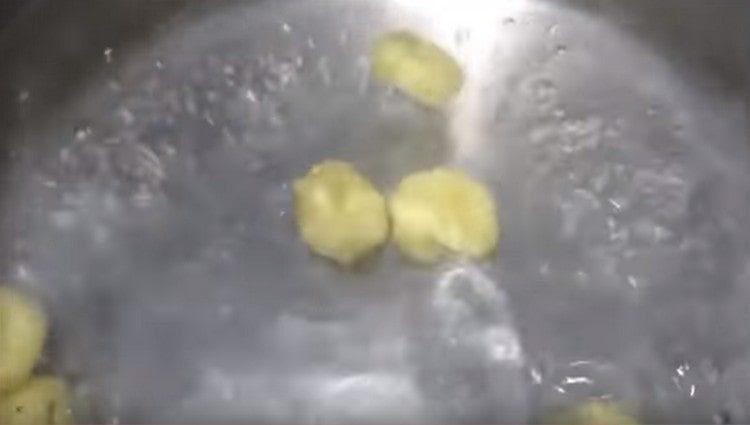 Сварете кнедли във вряща вода до омекване.