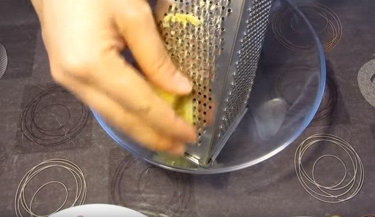 Три варени картофа на ситно ренде.