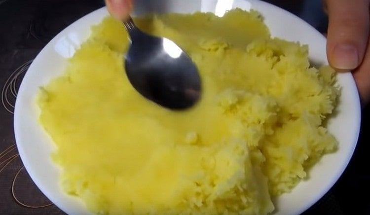 сложете картофената маса в чиния и изравнете с лъжица.
