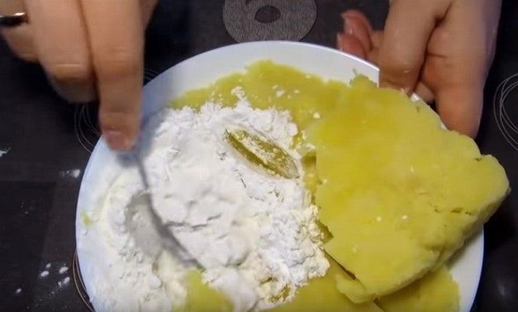 Замесете картофеното тесто.