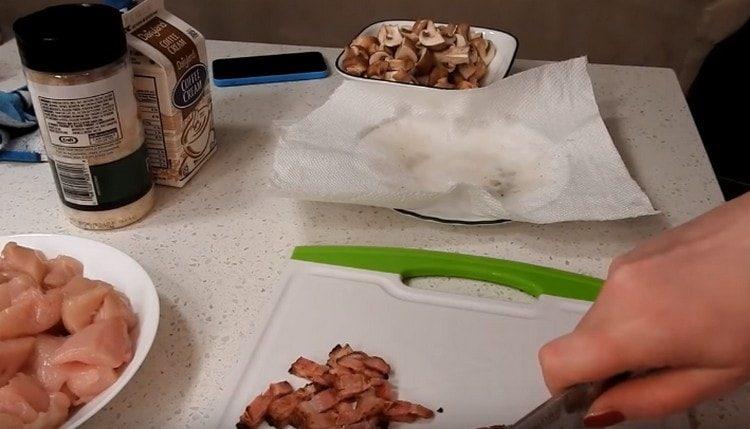 Нарежете пържената сланина на ивици.