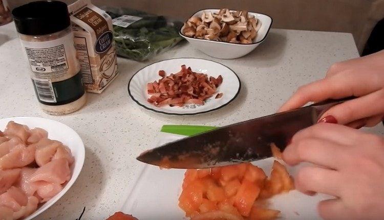 След това обелете доматите и нарежете на кубчета.