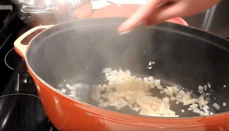 Първо запържете лука и чесъна.