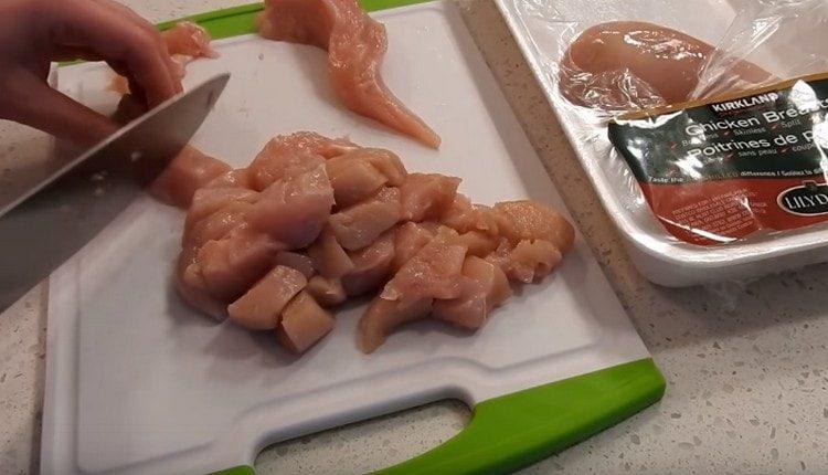 нарежете пилето на парчета.