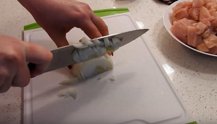 Нарязваме ситно лука