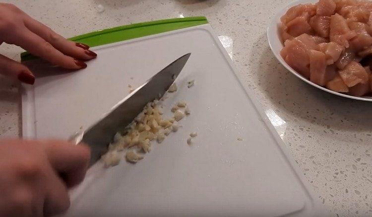 Нарязваме ситно чесъна.