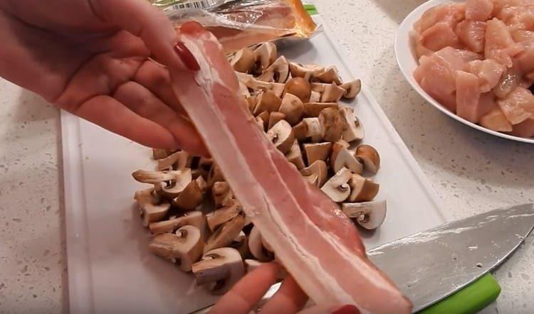 Нарежете бекона на тънки филийки.