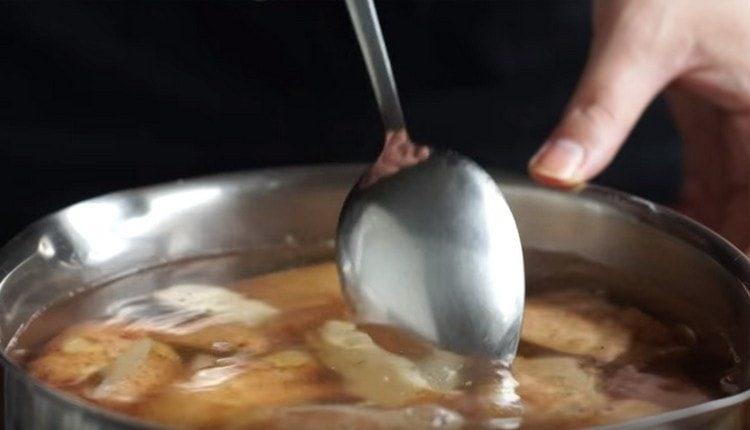 Сварете картофите, докато омекнат.