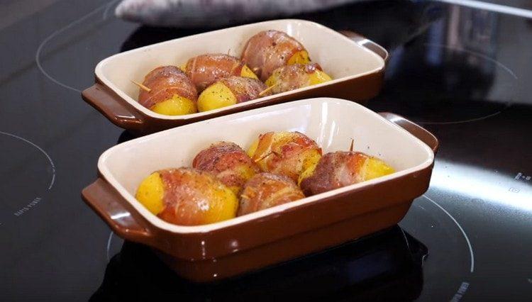 Картофи, приготвени с бекон във фурната, поднесени със сос.