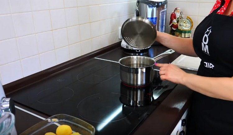 В тенджера докарайте водата до кипене.