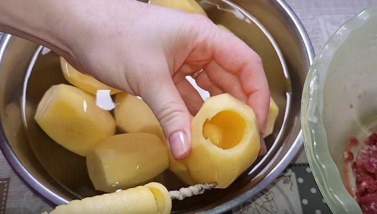 От обелените картофи изрежете средата.