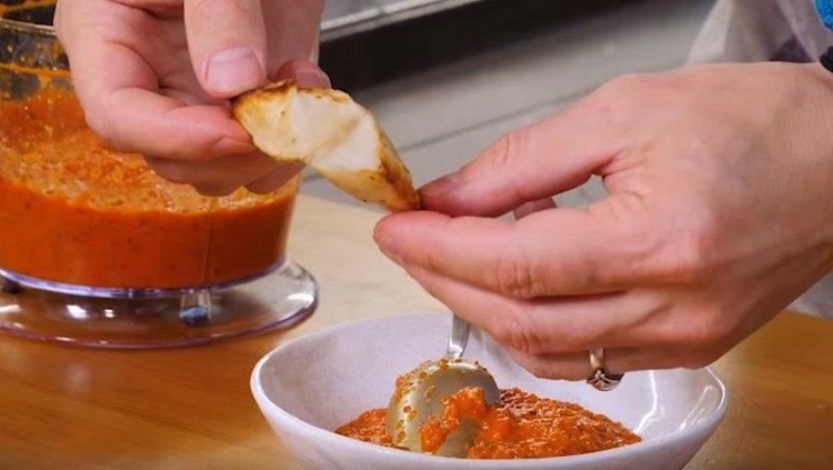 Яденето на кратошка е вкусно с пикантен сос.