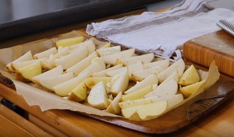 Посолете картофите, поръсете с розмарин.