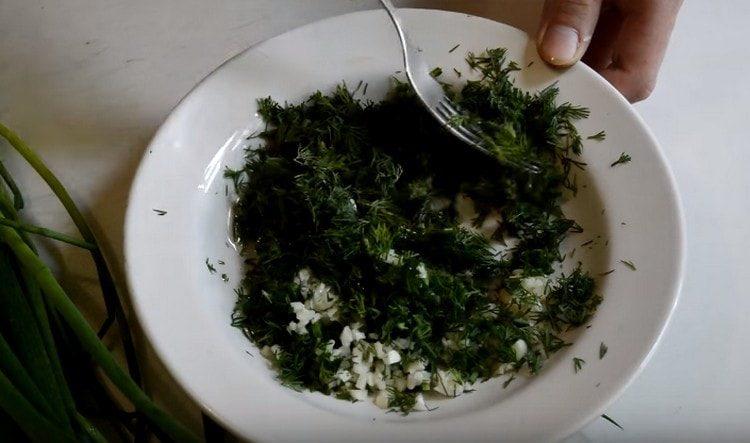 Смесете копър с чесън и растително масло.