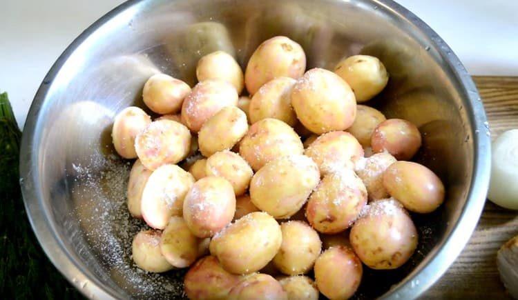 Сложете картофите в купа, сол.