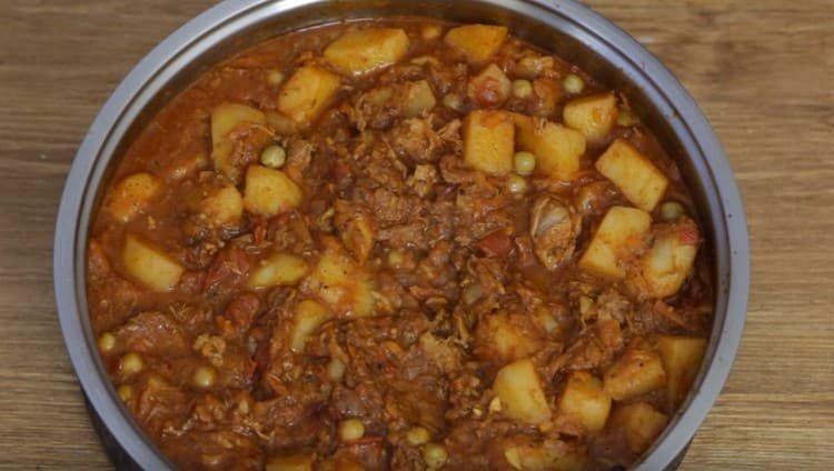 Картофът с яхния по тази рецепта е не само вкусен, но и удовлетворяващ.