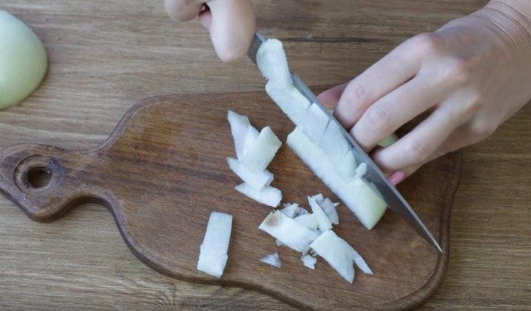 Нарязваме ситно лука.
