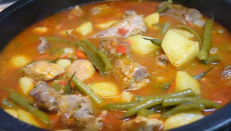 Картофената яхния със свински ребра е не само вкусна, но и питателна.