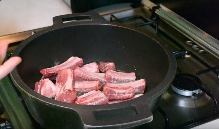 В сгорещеното олио потопете свинските ребра.
