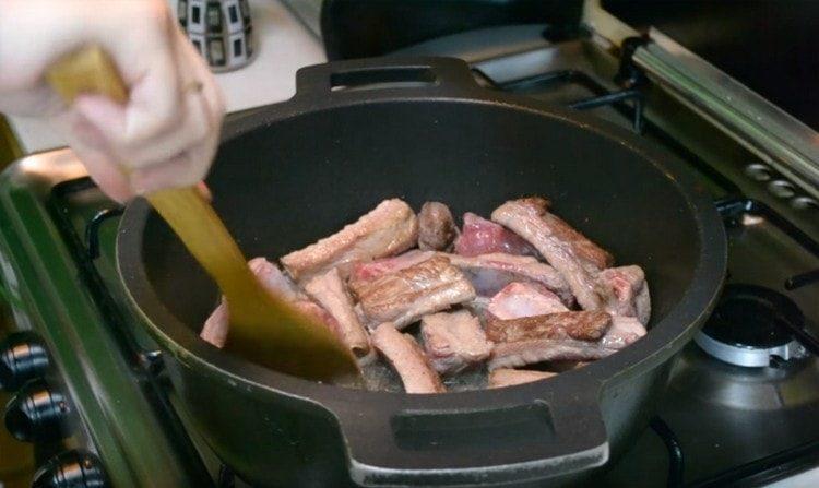 Солете ребрата, черен пипер и запържете от всички страни.