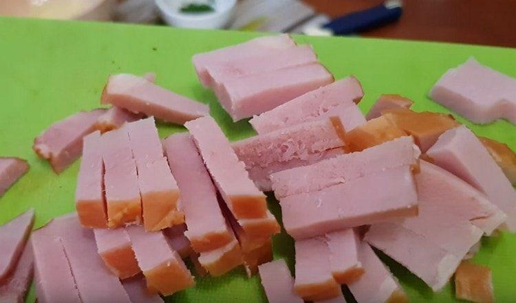 Нарежете шунката на ивици.