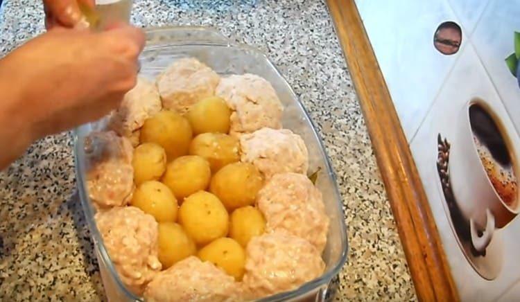 Около картофите слагаме баничките.