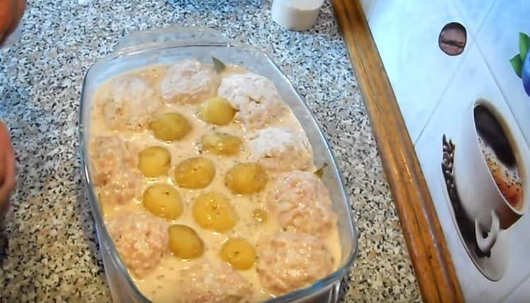 Изсипете соса върху чинията и сложете във фурната.
