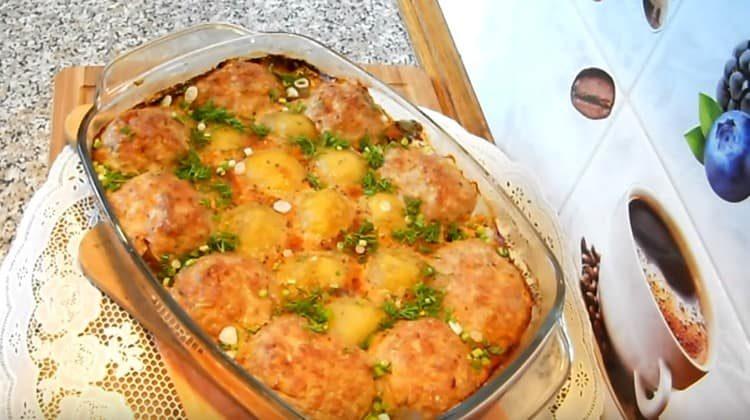 Котлети от фурна с картофи са сърдечен и вкусен пълноценен втори курс.