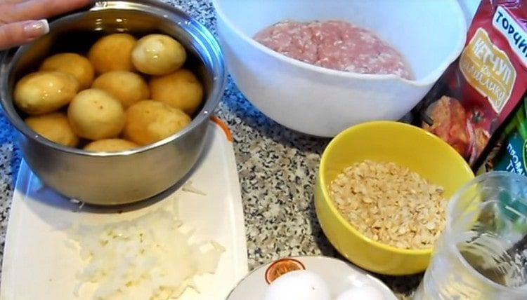 Сварете картофите.