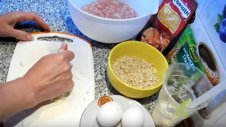 Омесете лука с ръце и добавете към плънката.