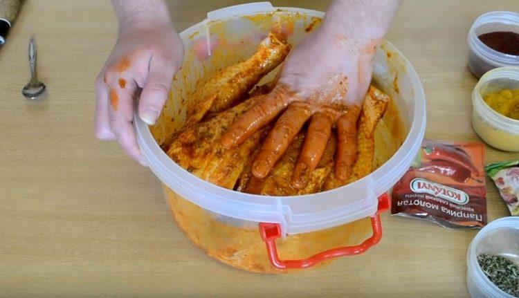 Внимателно покрийте трупа с марината и оставете да се маринова за една нощ.