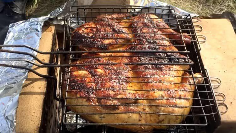 Пилето с дървени въглища е много ароматно и вкусно.