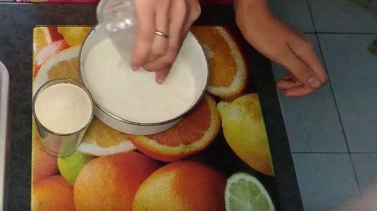 Изсипете кисело мляко в купа.
