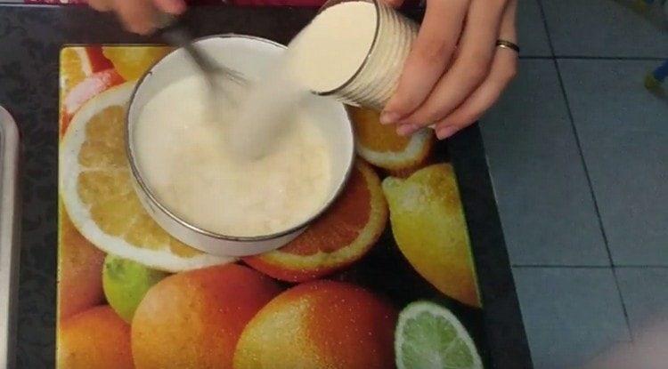Добавете грис, разбъркайте и оставете да набъбне.
