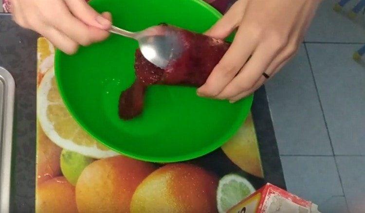 Слагаме гъсто сладко в отделен съд.