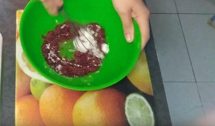 Смесете сладкото със сода.