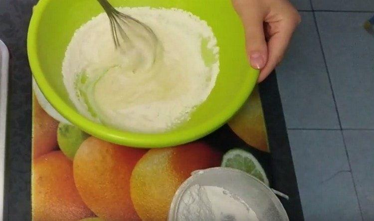 Добавете брашното към яйчената маса, разбъркайте.