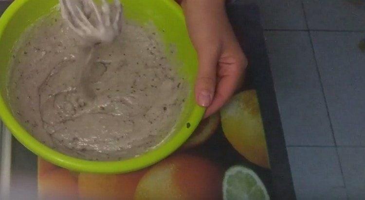 Комбинирайте яйчената маса, конфитюр и грис с кисело мляко.