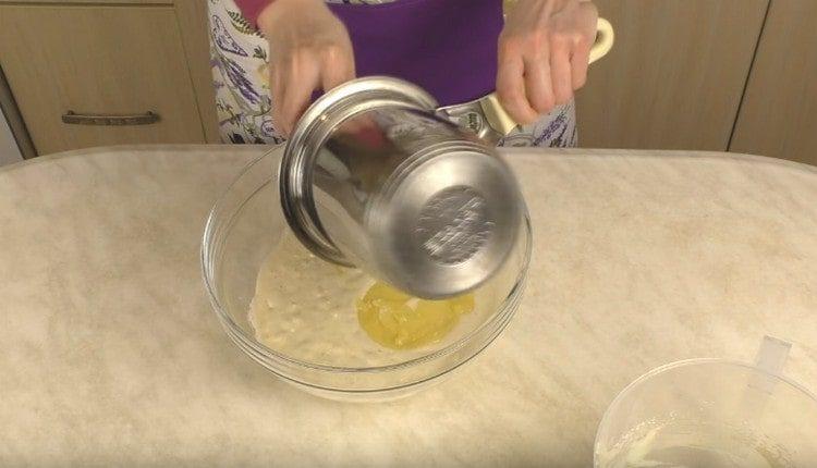 Към масата на изварата добавете разтопеното масло.