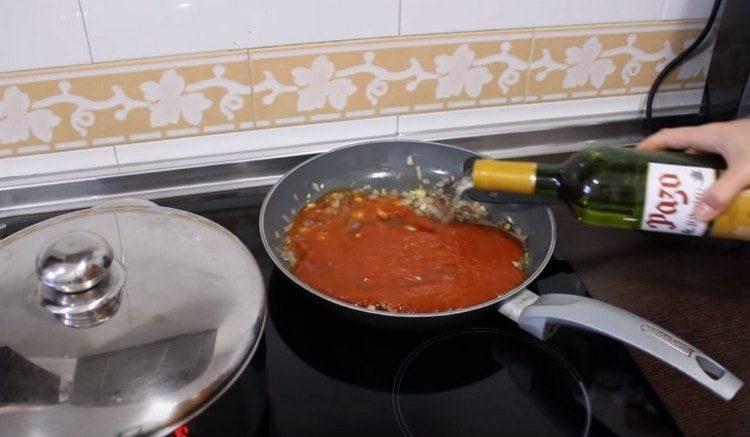 Добавете доматеното пюре и бялото вино към зеленчуците.