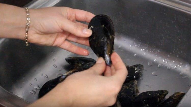 Първо мидите трябва да бъдат добре измити с водорасли.