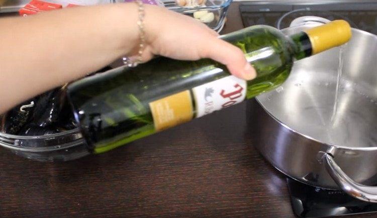 Изсипете бяло вино в тигана до дъното.