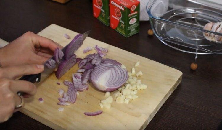 Накълцайте чесъна и лука.