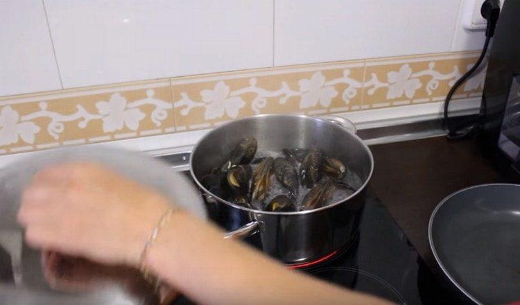 Мидите се варят, свалете ги от огъня.