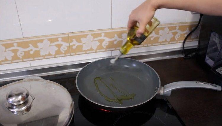 Загрейте зехтина в тиган.